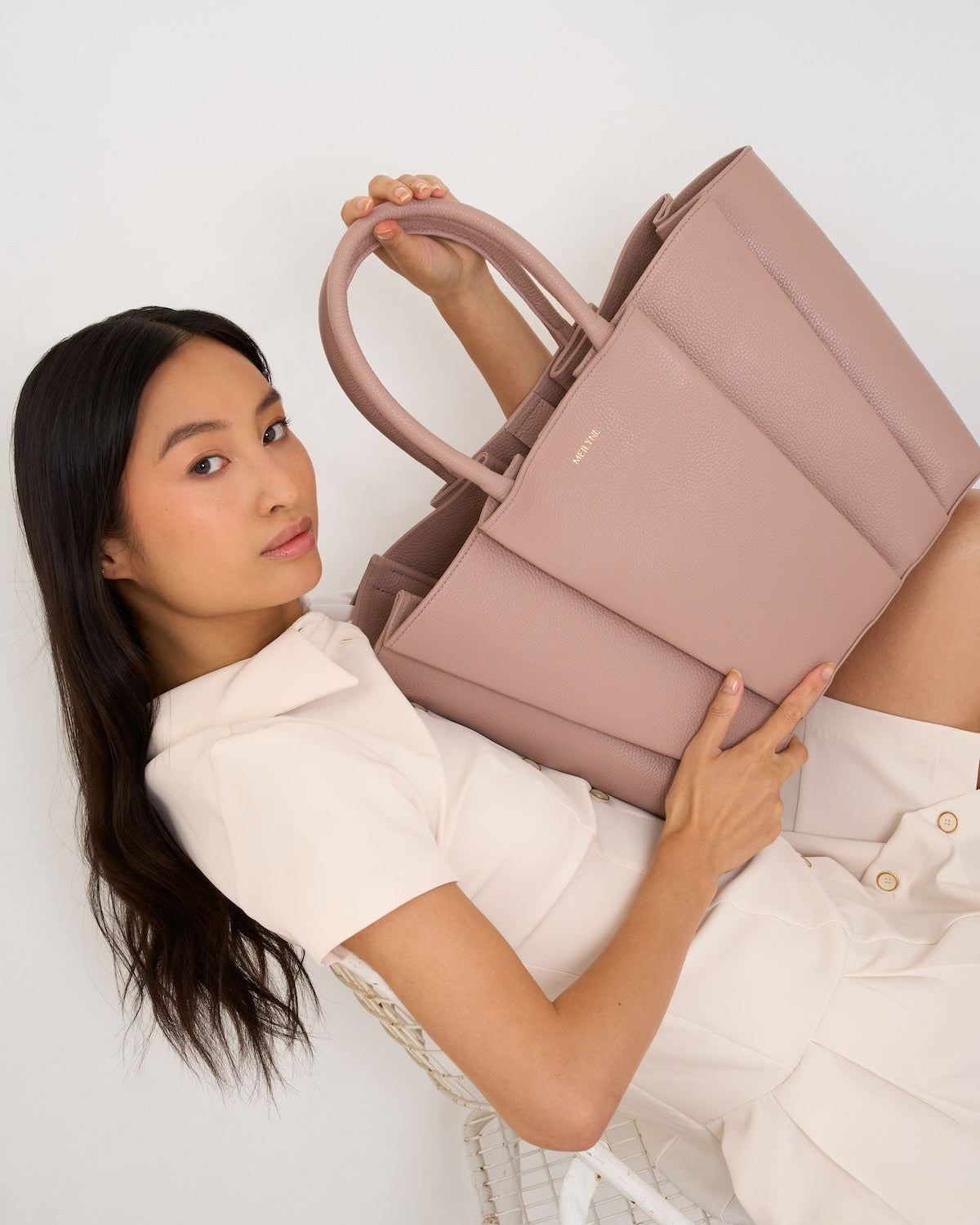 Sac cabas OZI Blush porté sur les genoux