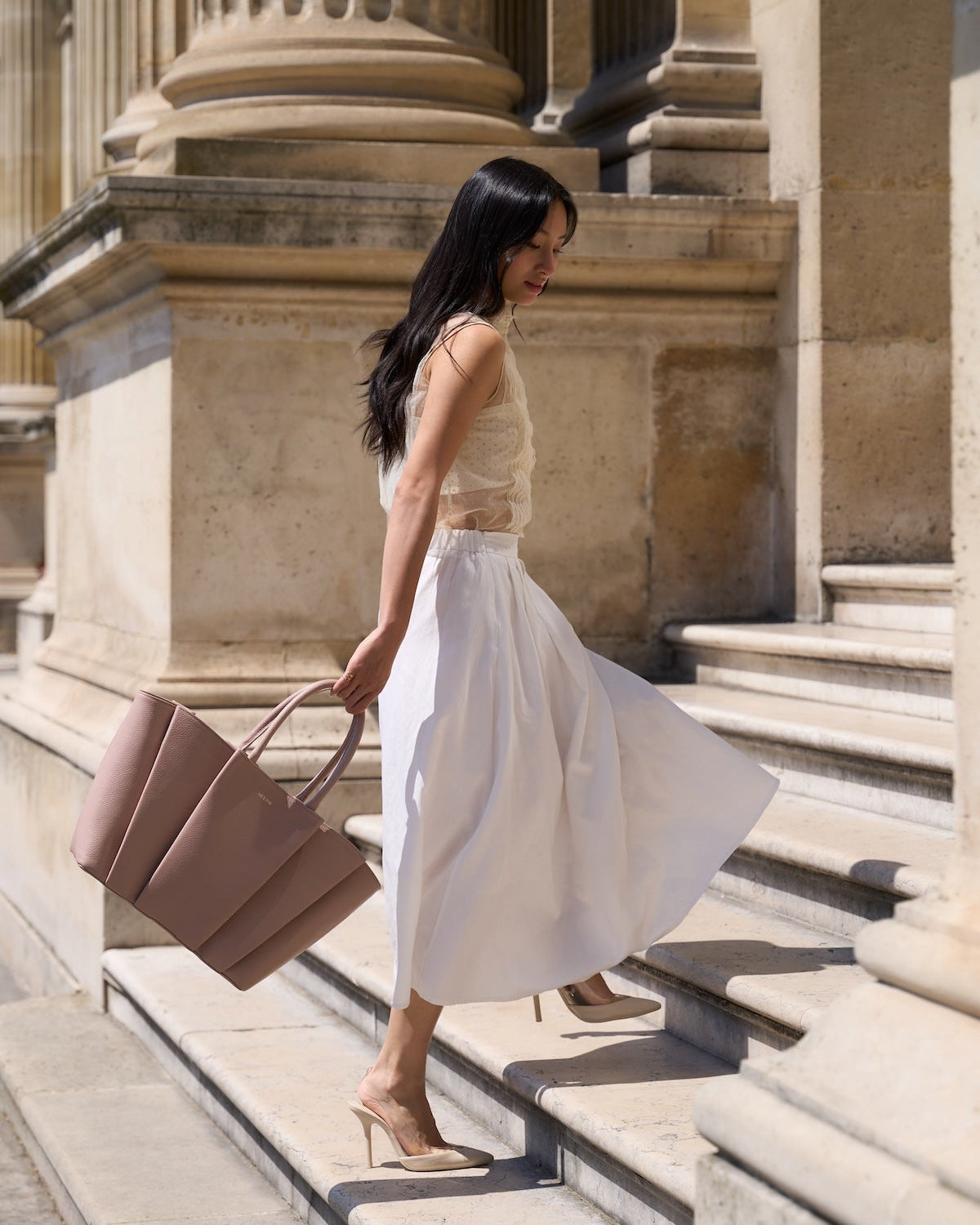 Sac cabas OZI Blush porté à la main en mouvement