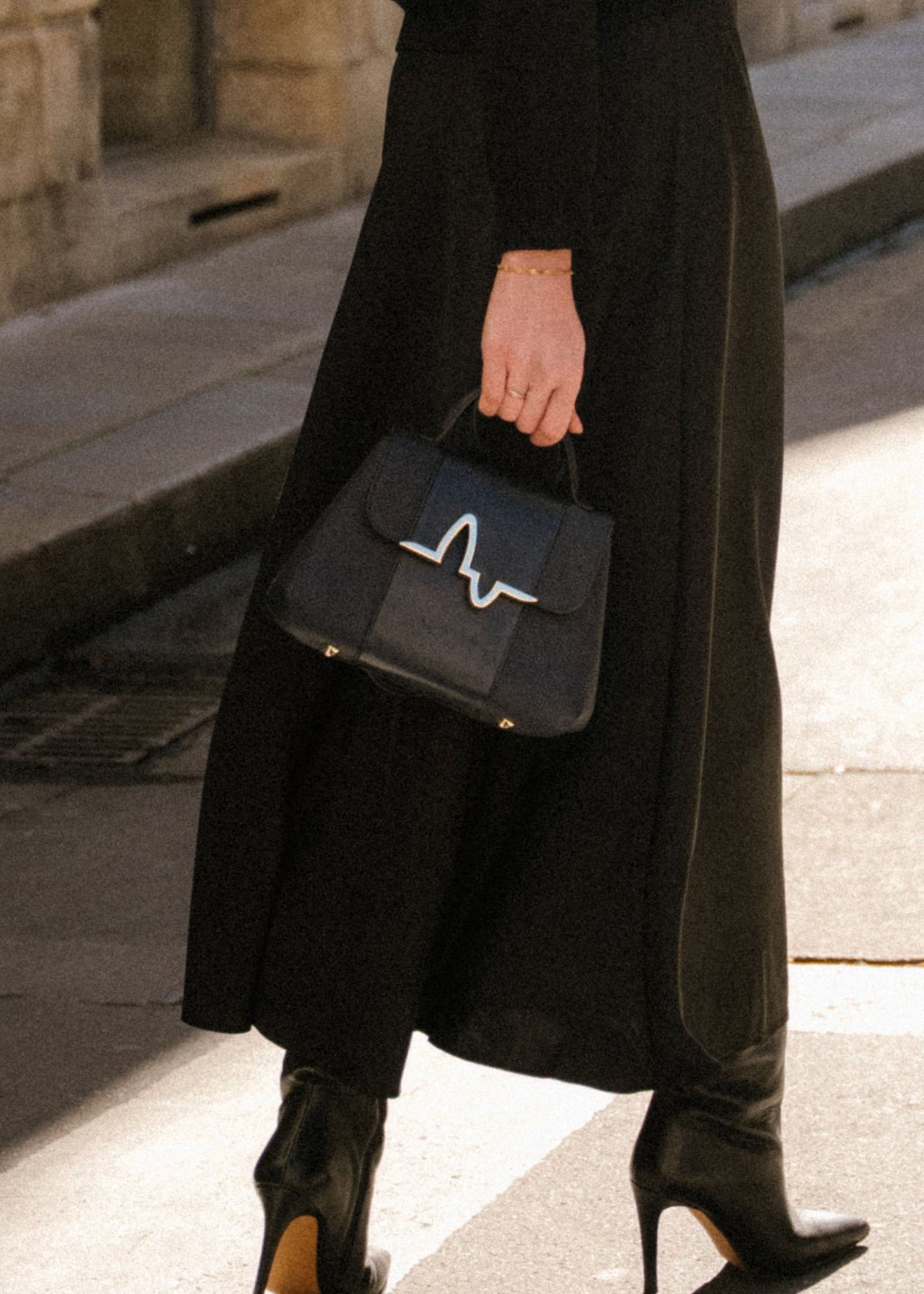 Petit sac NIGI minuit en mouvement.