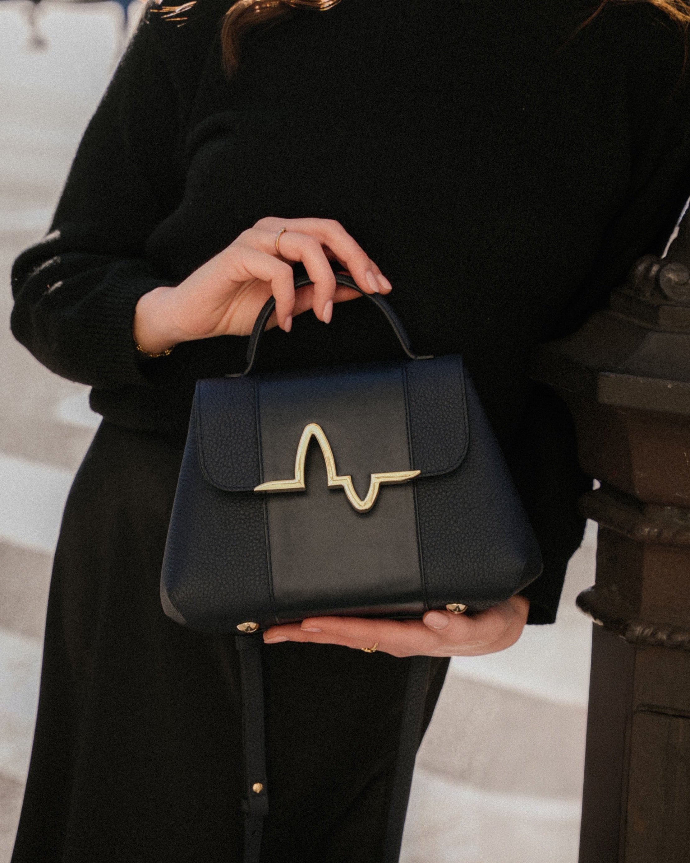 Zoom sur le Sac de ville NIGI édition limité Minuit porté à la main