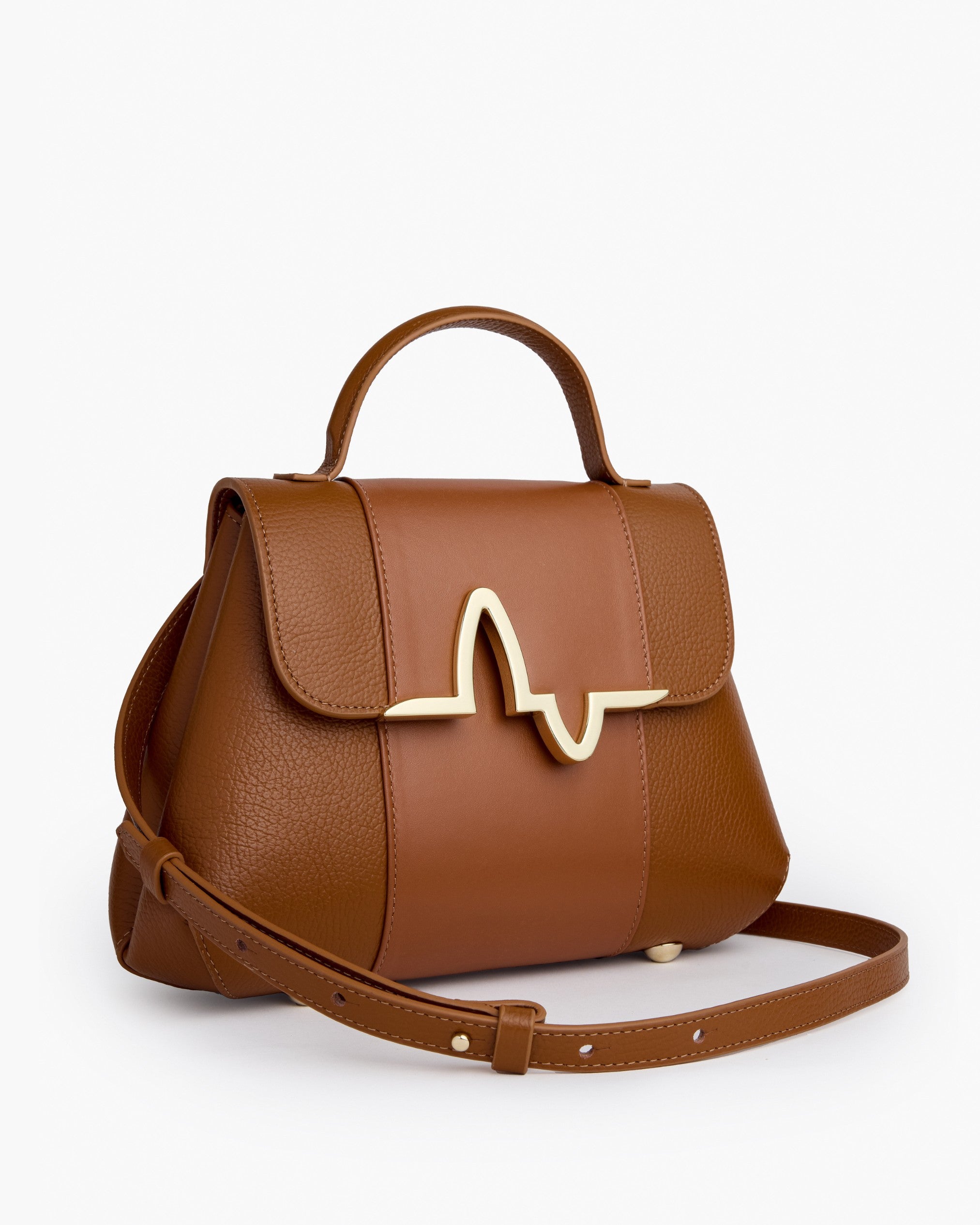 Sac bandoulière NIGI cannelle vue 3/4 sur fond blanc 