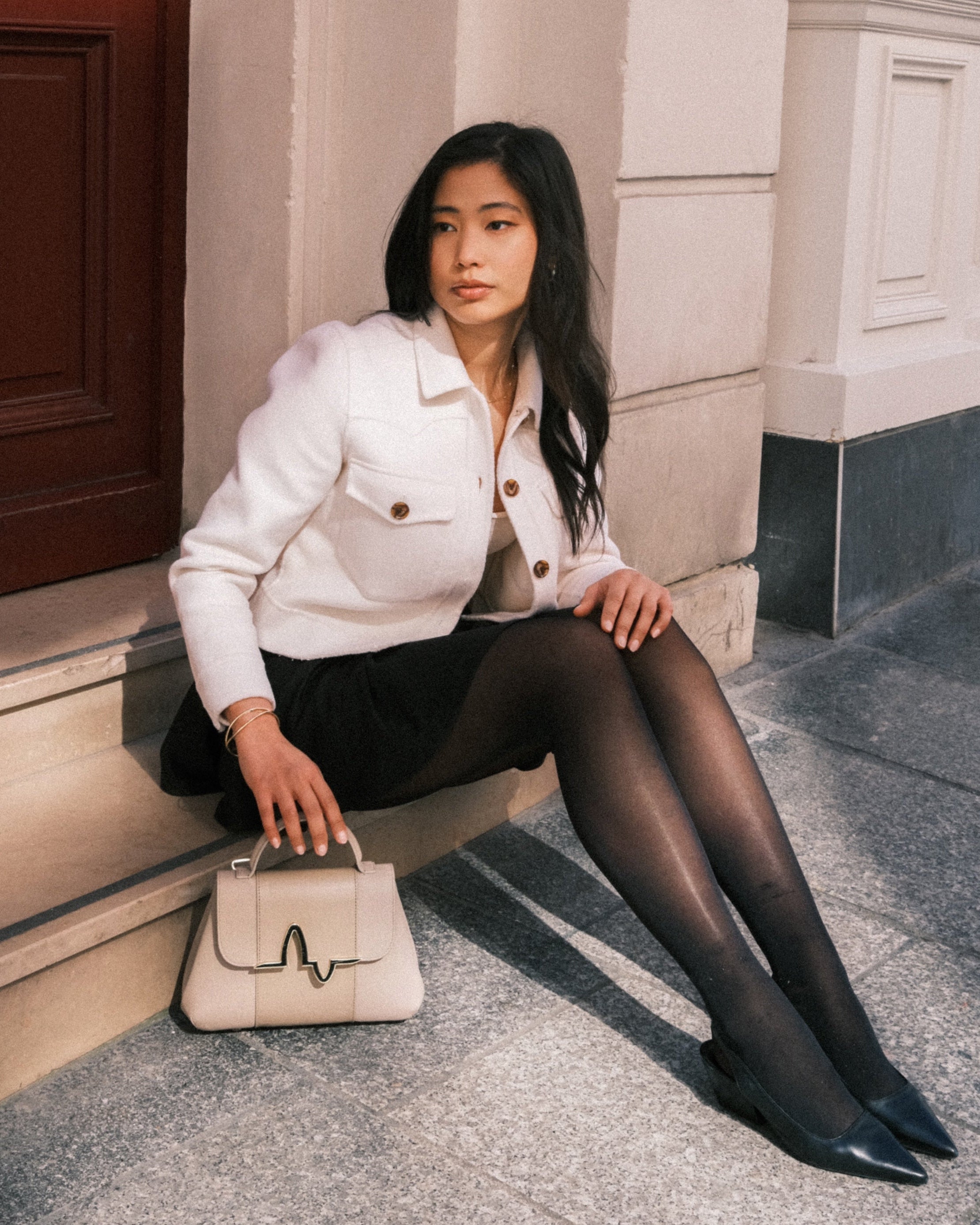 Sac de ville NIGI édition limitée brume porté par une femme assise