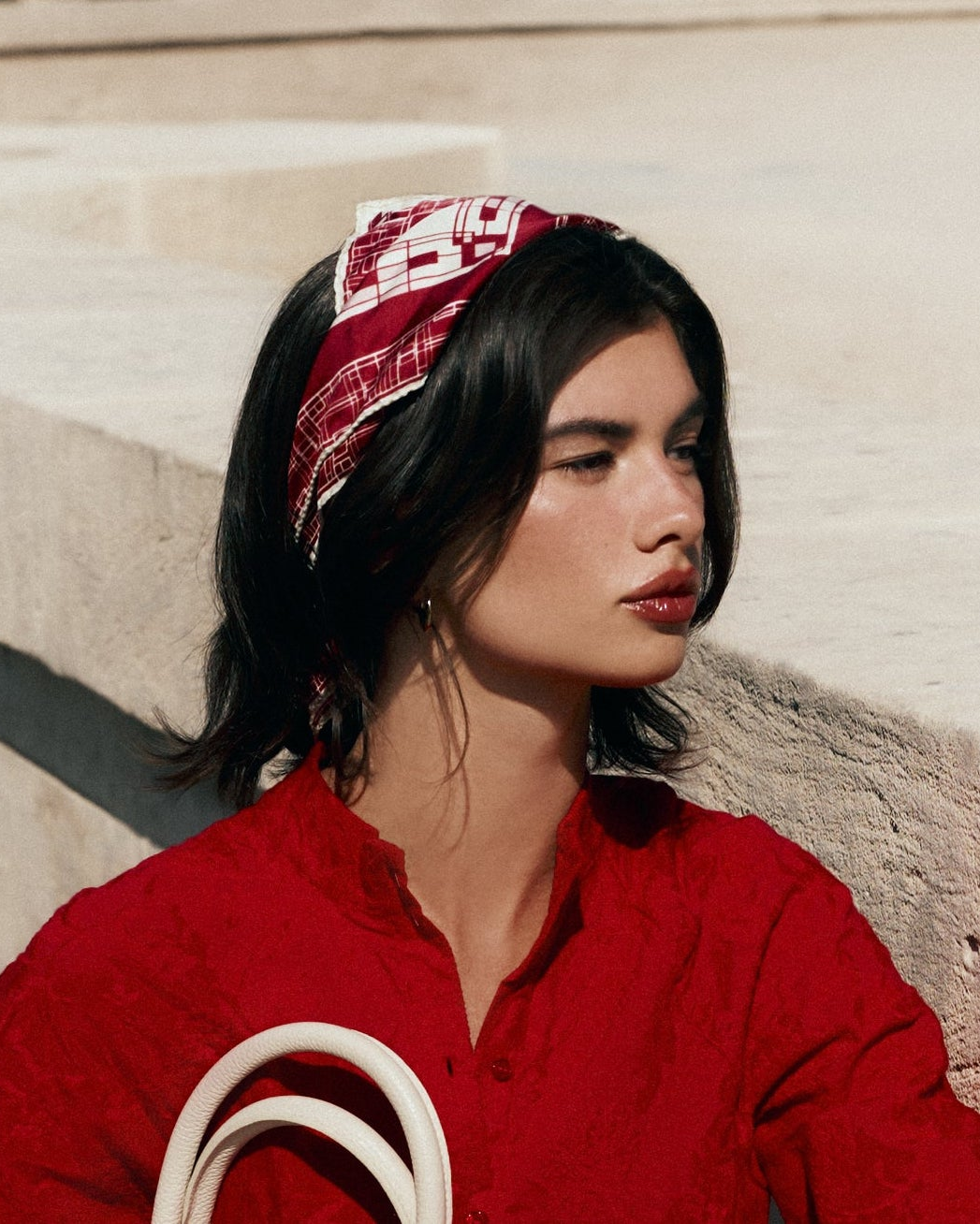 Carré de soie ZOE rouge et beige porté sur la tête
