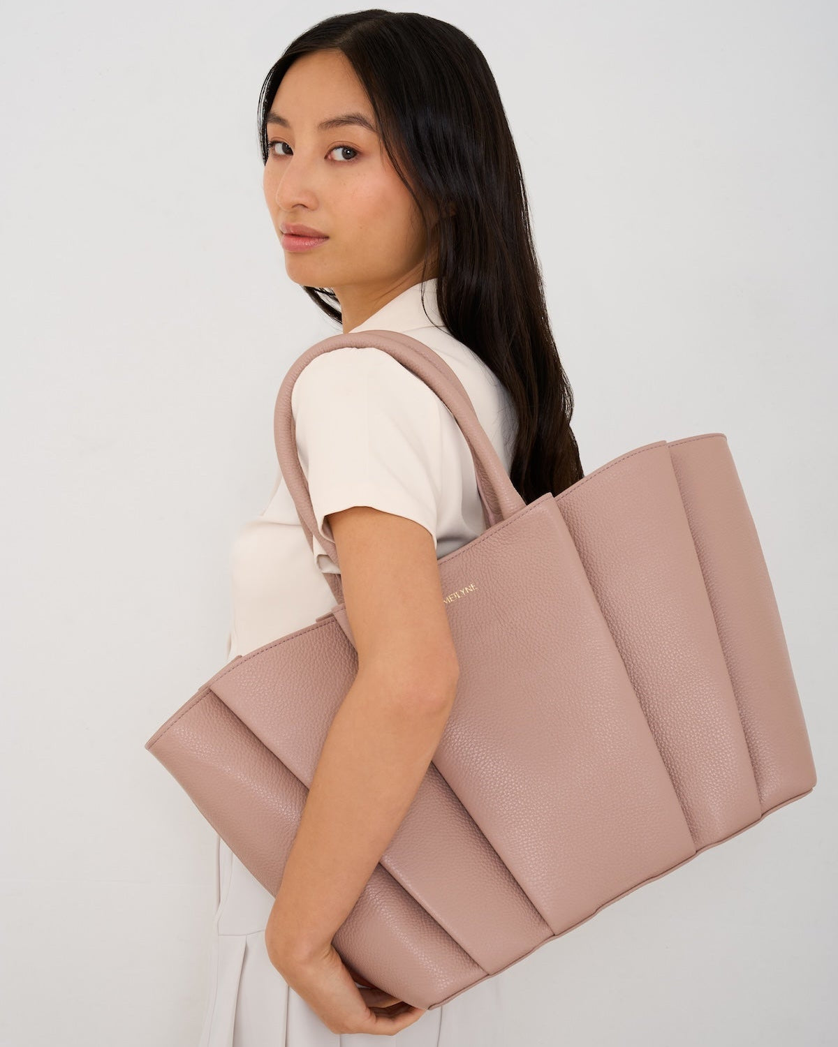 Sac cabas OZI Blush porté à l'épaule