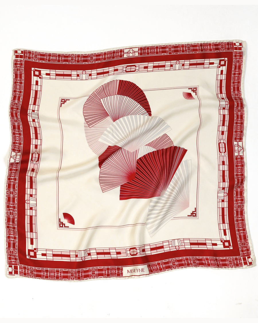 Carré de soie ZOE rouge et beige avec motifs éventails sur fond blanc
